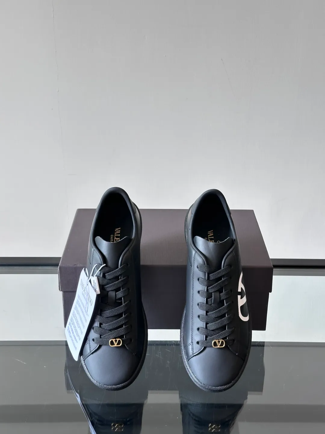 P420¥& VALENTINO Men’s spring and summer white shoes 🤍 VALENTINO GARAVANI ROYCO men’s soft calfskin sneakers, the shoelaces are equipped with removable vintage brass distressed effect VLOGO SIGNATURE accessories, and the back of the shoes is screen printed. Comfortable and good looking on the feet!  size：38-45